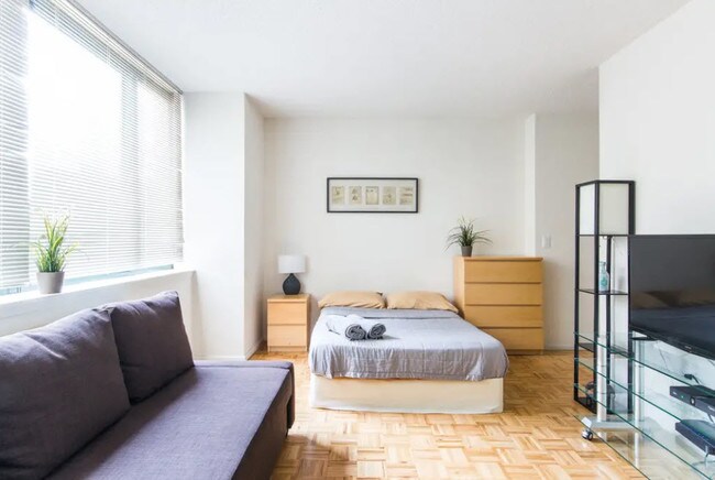 Building Photo - 350 W 43rd St