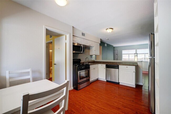 Foto del edificio - 1010 W 23rd St