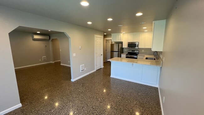 Building Photo - "Charming 3-Bedroom Duplex with 2 Full Bat...