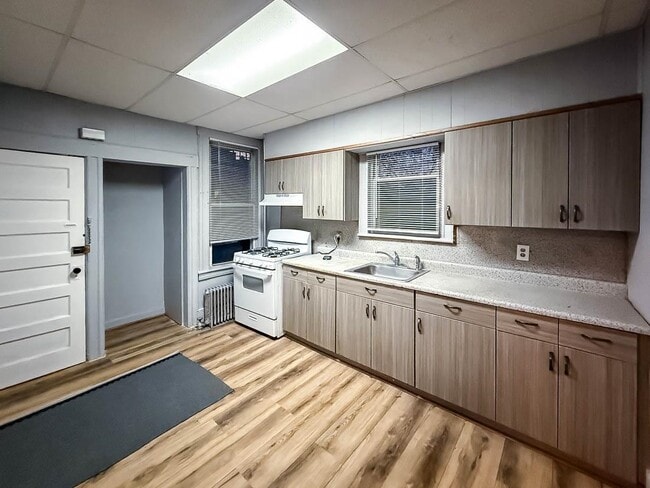 Foto del edificio - 57 Roosevelt Ave