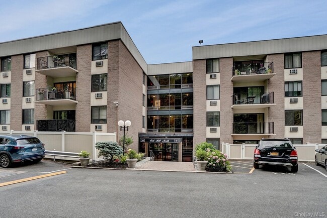 Building Photo - 128 Colonial Pkwy