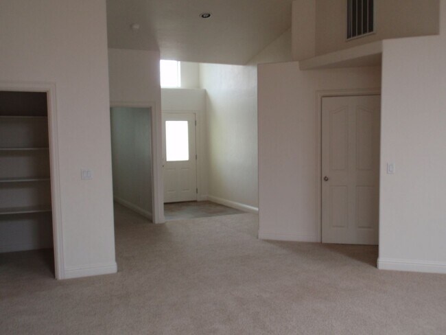 Building Photo - 96413 Oceanside E Dr
