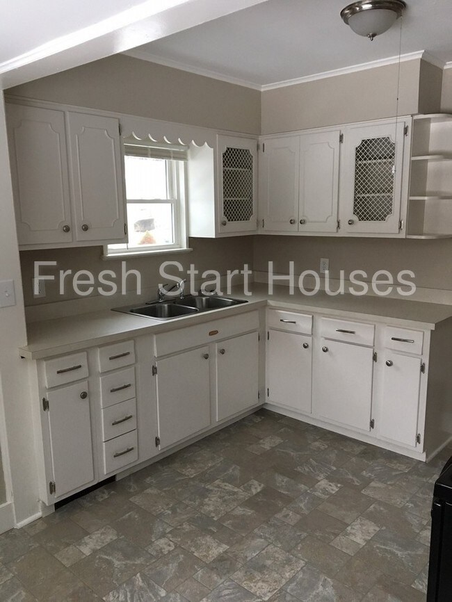 Building Photo - 129 Hood Ave