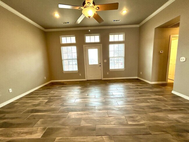 Foto del edificio - Spacious 3 bed 2 bath Single Family with a Large Fenced Backyard!