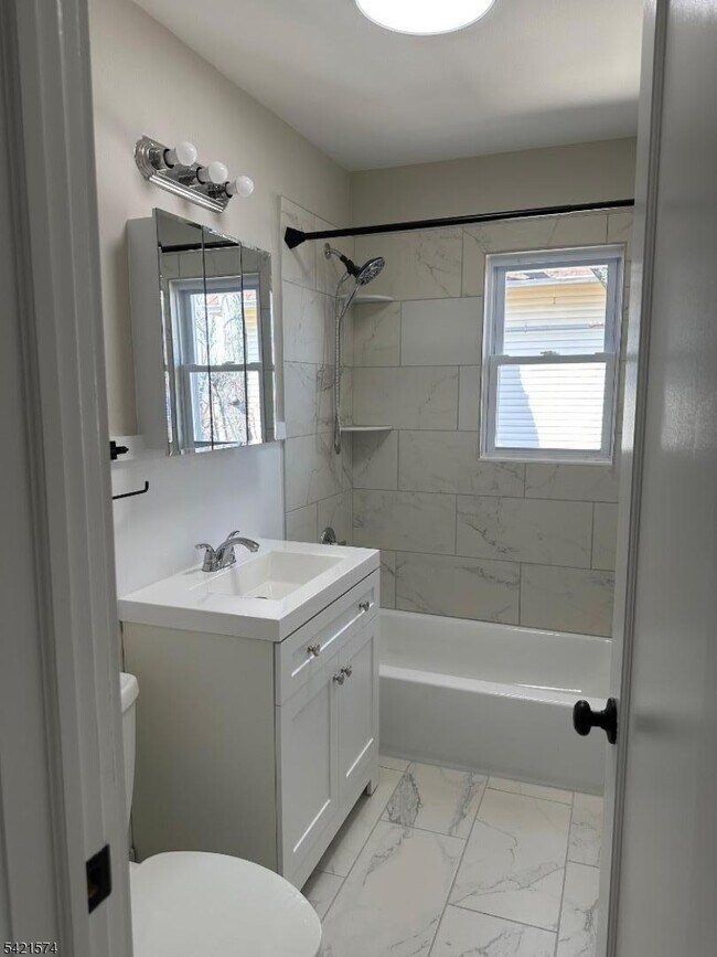 Foto del edificio - 78 Burnet Ave