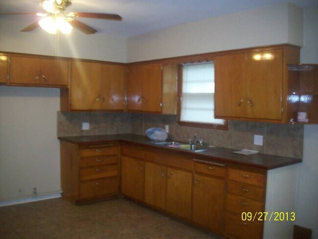Foto del edificio - 3 Bedroom, 1 Bathroom House with Carport
