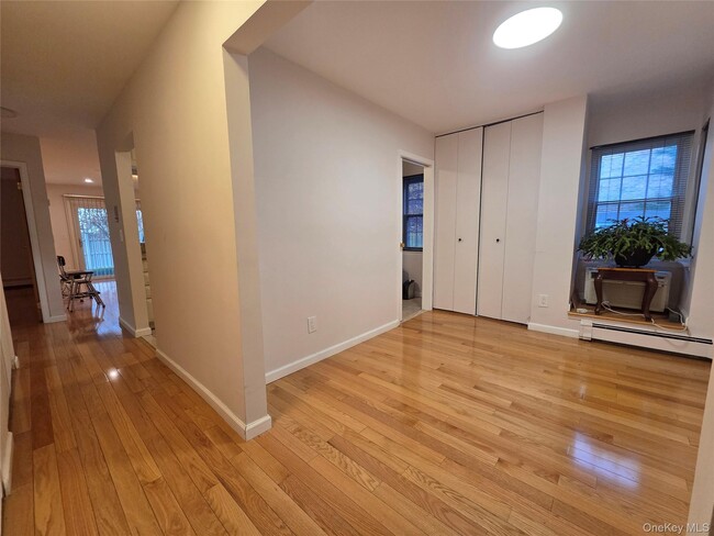 Building Photo - 207-25 Darren Dr