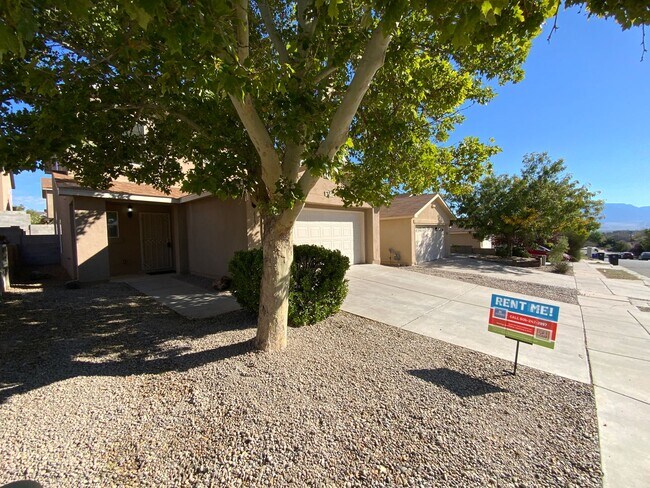 Foto del edificio - 3 Bedroom Home Available Near Unser Blvd N...