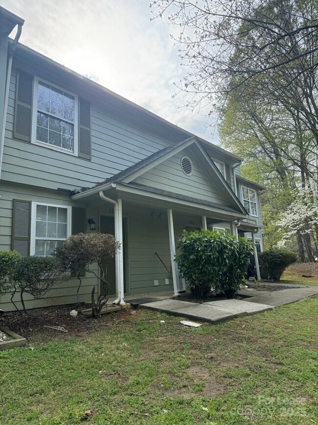 Building Photo - 3912 Briarhill Dr