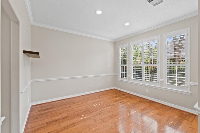 Building Photo - 1118 Enclave Square E