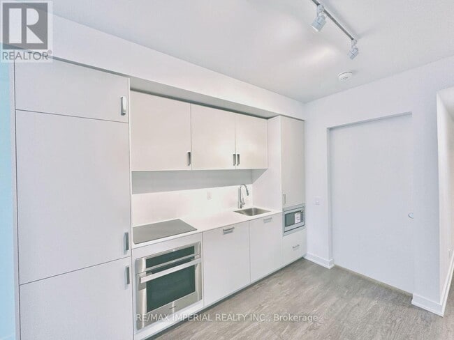 Building Photo - 88 Queen St E