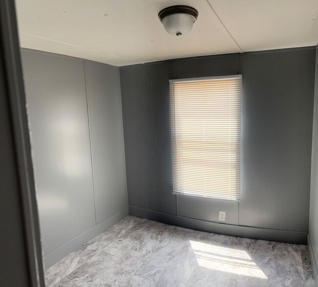Building Photo - 2 Bedroom 1 Bathroom Trailer Located in We...