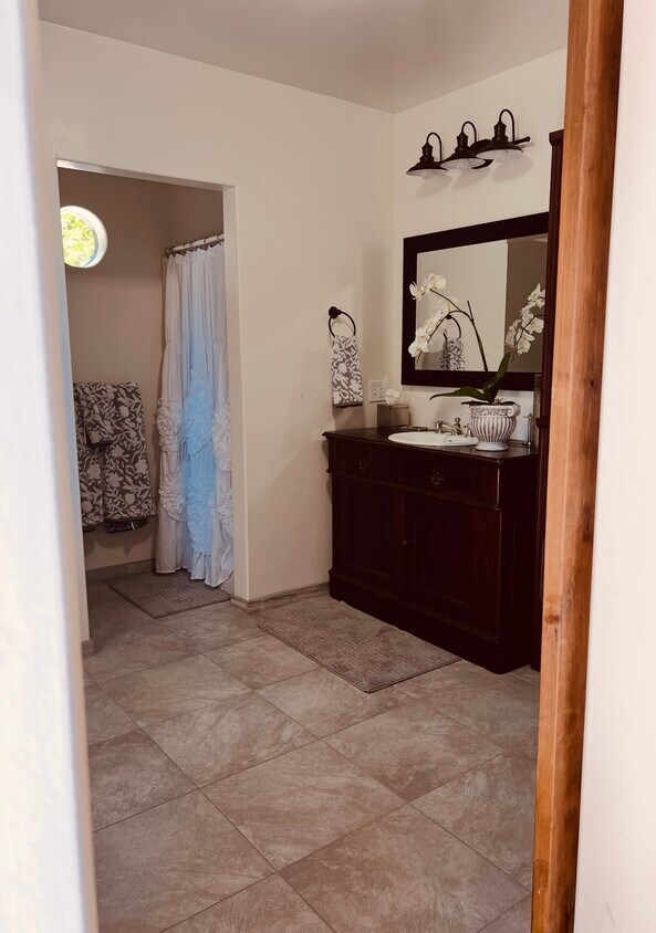 Foto principal - 1360 E Valley Rd