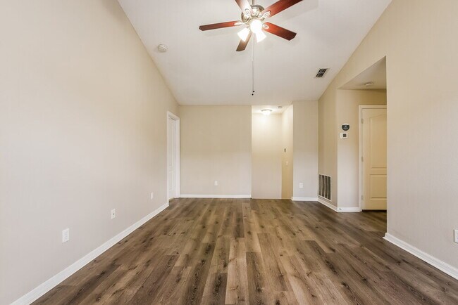 Foto del edificio - 4417 Spring Blossom Dr