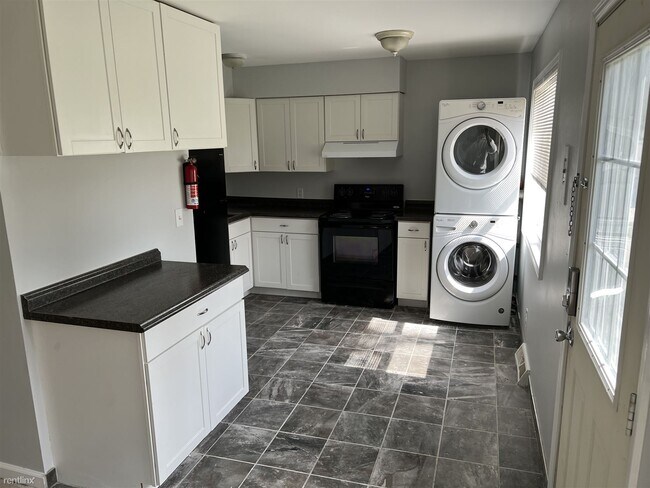 Building Photo - 2 br, 1 bath Duplex - 232 Miles St