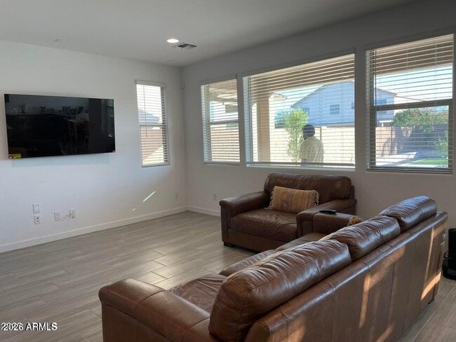 Building Photo - 9115 W Glenrosa Ave