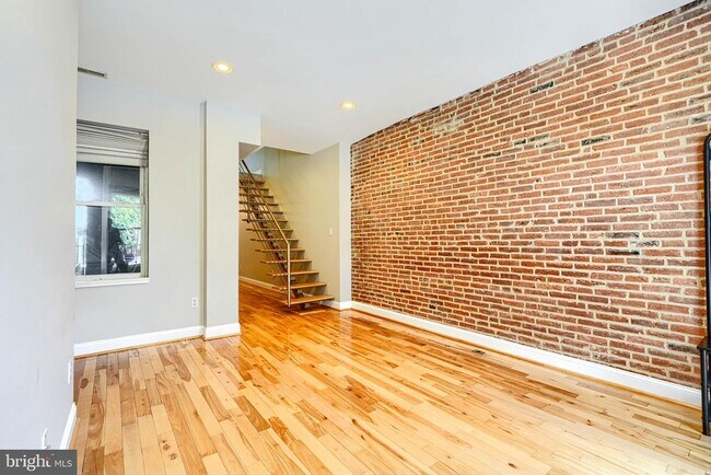 Foto del edificio - 229 S Washington St