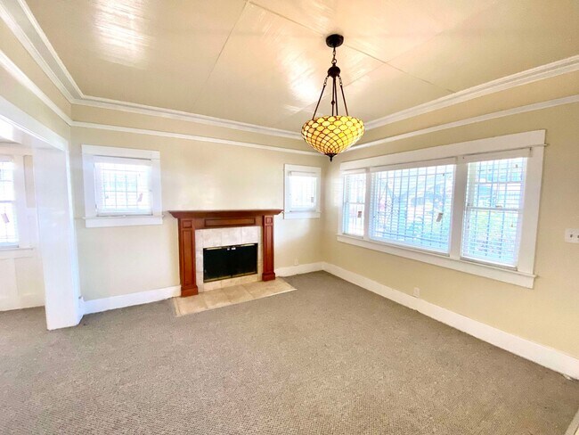 Building Photo - 1513 W 45th St