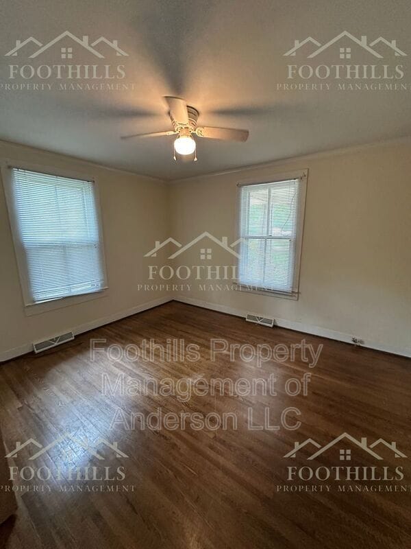 Building Photo - 403 Lewis St