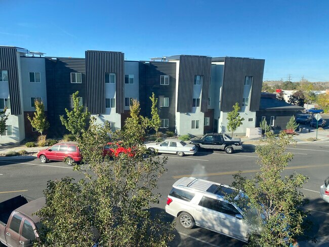 Foto del edificio - 495 Morrill Ave