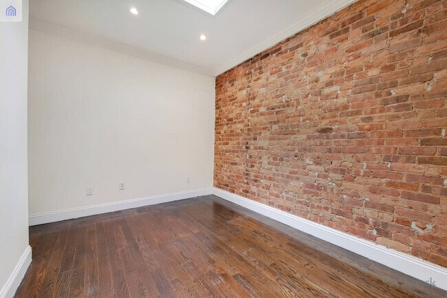 Building Photo - 522 E 5th St