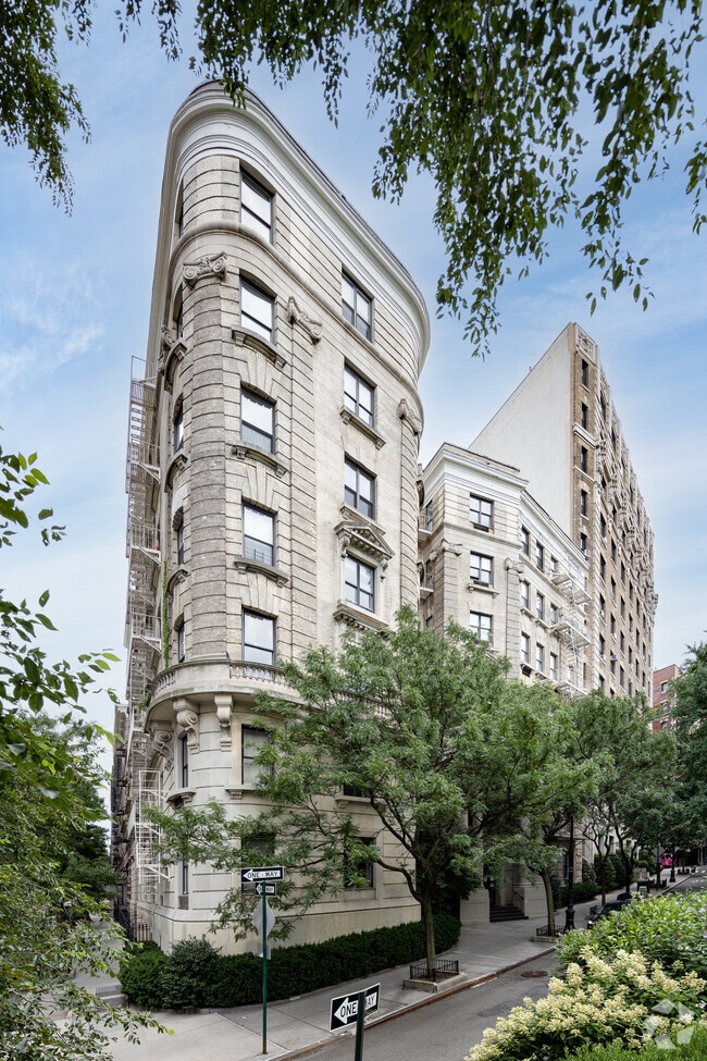 Building Photo - The Chatillion