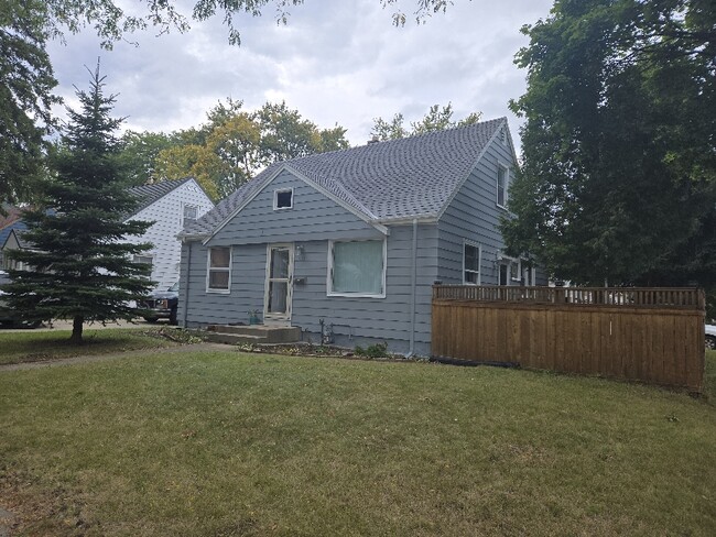 Building Photo - 612 E Linus St