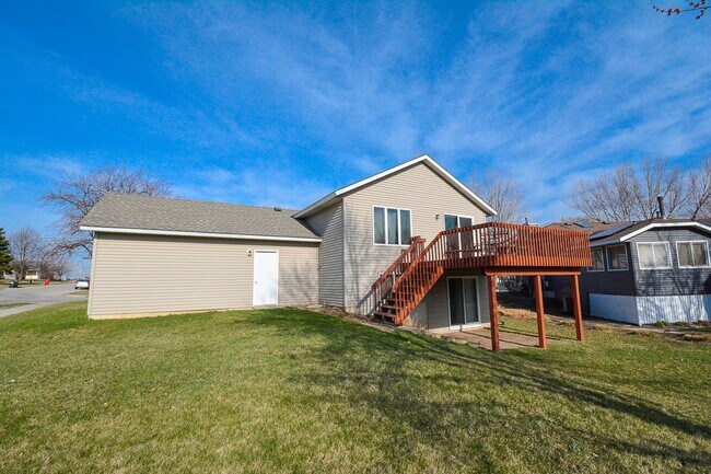 Foto del edificio - Bright 4BR on Corner Lot in SW Rochester