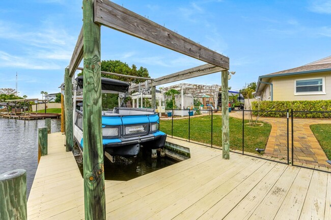 Foto del edificio - Waterfront Tiki Paradise with Pool and Boat Lift