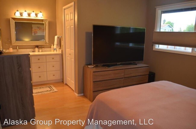 Building Photo - 2 br, 1.5 bath House - 10194 Nantucket