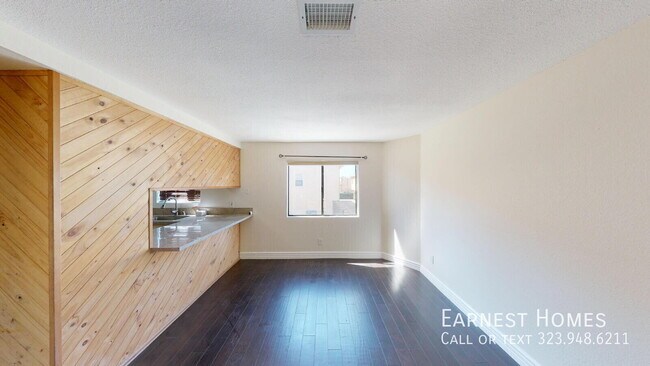 Foto del edificio - 14401 Plummer St