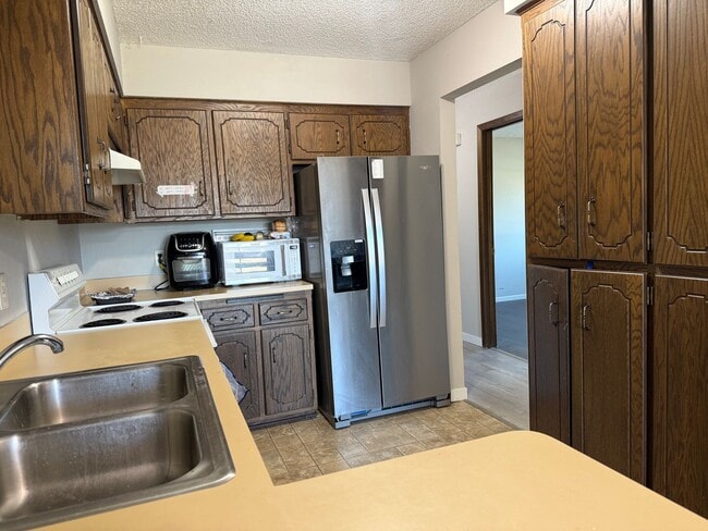 Building Photo - Low Maintenance Living - 2 Bedroom 2 Bathr...