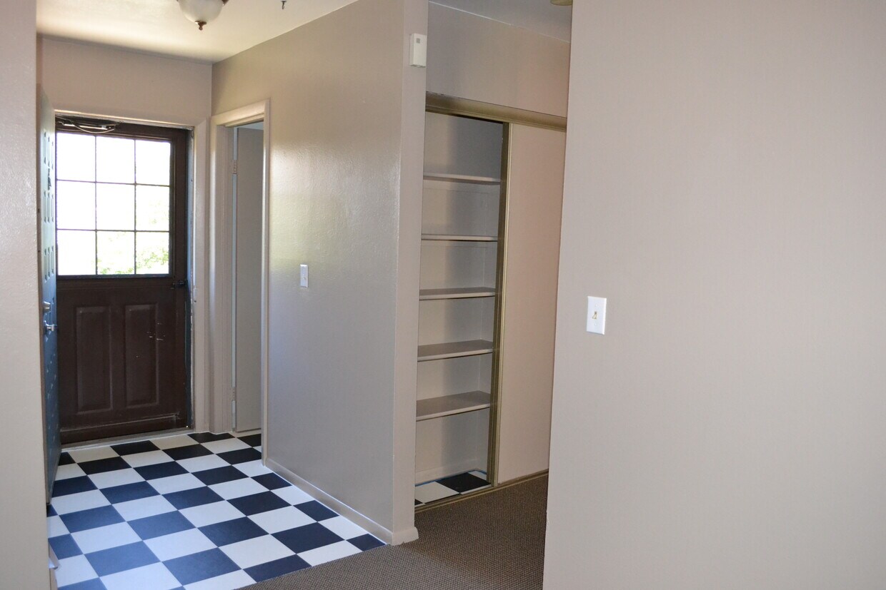 Entry Way - 2488 S Victor St