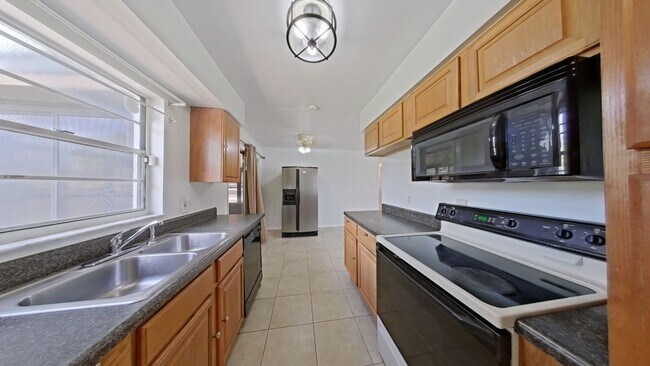 Foto del edificio - Charming 3-Bedroom Home with Sunroom and S...