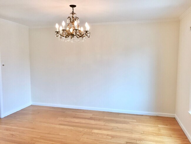 Building Photo - Light Filled, Remodeled 2Br/1Ba Miraloma H...