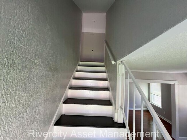 Building Photo - Berclair Gem with a BONUS ROOM!!!!!! Secti...