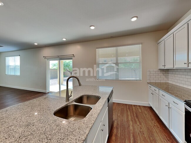Foto del edificio - 5915 W Larkspur Dr