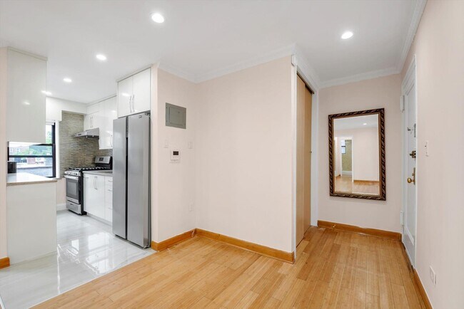 Foto del edificio - 65-30-65108 108th St