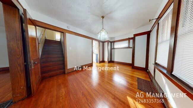 Building Photo - 93 Chippewa Rd - Gorgeous Pontiac 3Bed/1.5...