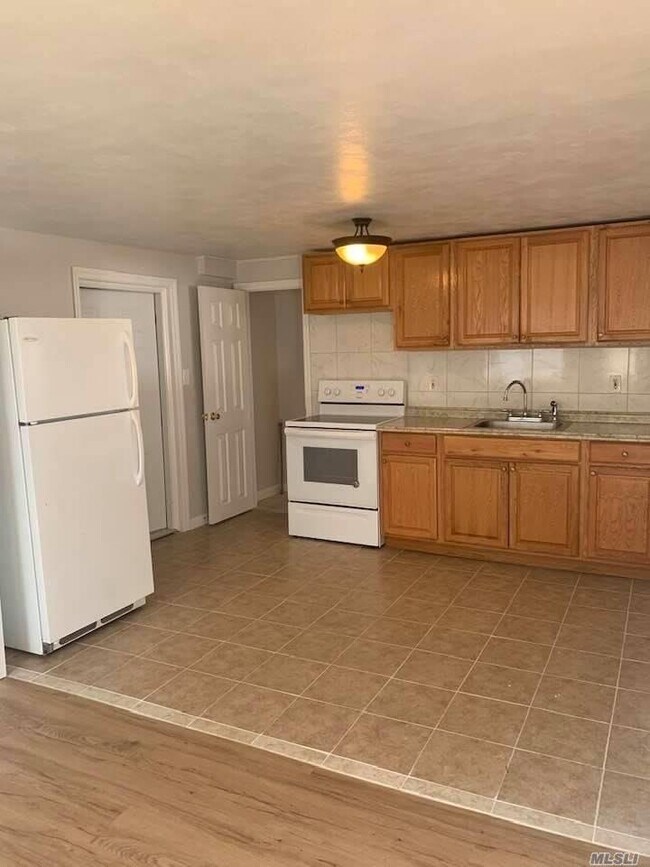 Foto del edificio - 172 N Lewis Ave
