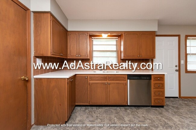 Building Photo - Beautiful Home in Blue Springs-Available in JULY!!