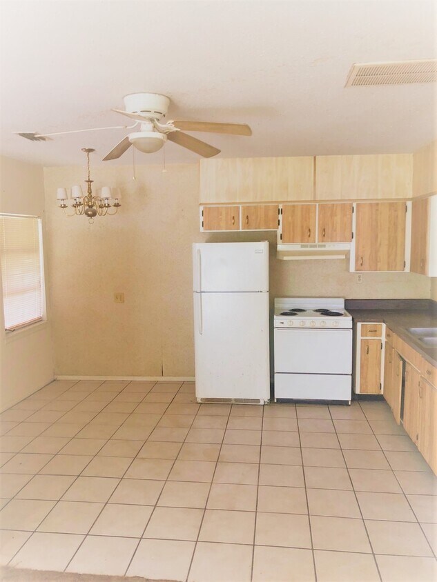 Primary Photo - HUGE 1BR/1BA Dade City Duplex NO APPLICATI...