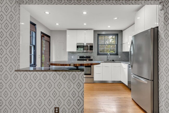 Building Photo - "Charming 3-Bedroom Haven with Gleaming Hardwood Floors in Vibrant Nashville Neighborhood!"