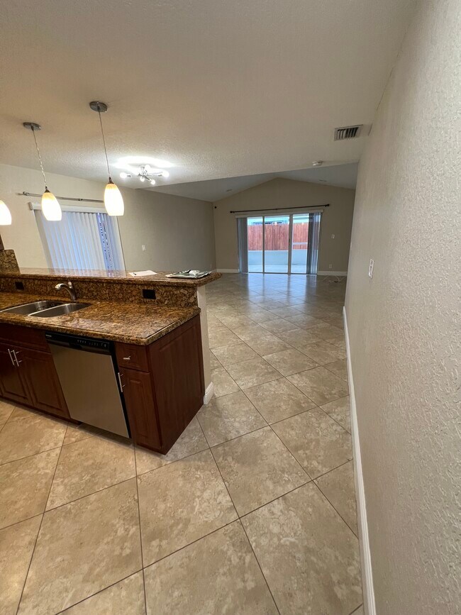 Building Photo - 10765 S Saratoga Dr