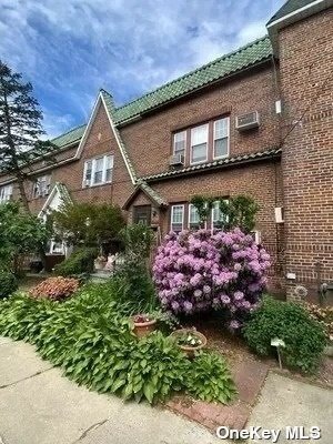 Foto principal - 45-29 215th St