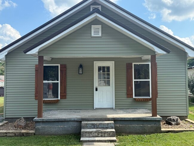 Building Photo - 1308 E Oak St