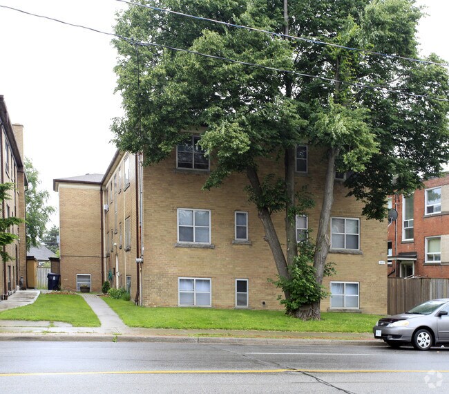 Foto principal - 2903 St Clair Ave E