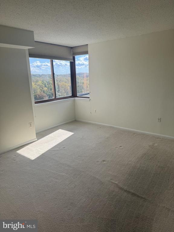 Foto del edificio - 10101 Grosvenor Pl