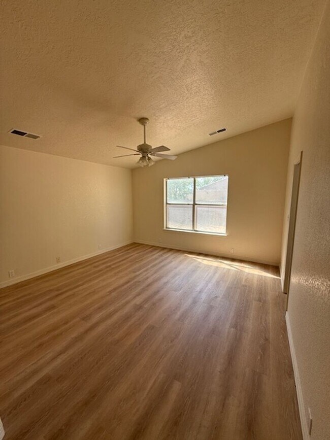 Foto del edificio - Charming and functional 3-Bedroom 2-Bath near Kirtland Air force base