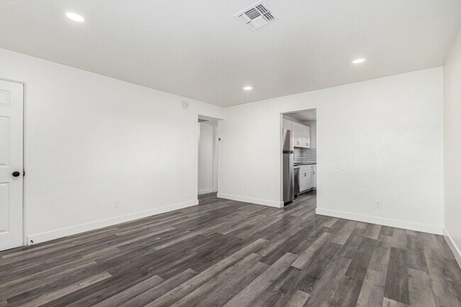 Building Photo - Two Bedroom with Washer/dryer! - 4 Weeks of Free Rent!